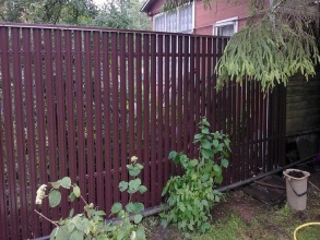 Забор из евроштакетника с бетонированием столбов 28 метров фото в Бору