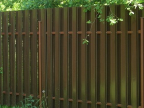 Забор из евроштакетника с бетонированием столбов 12 метров фото в Бору