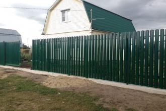 Забор из евроштакетника на ленточном фундаменте 70 метров фото в Бору
